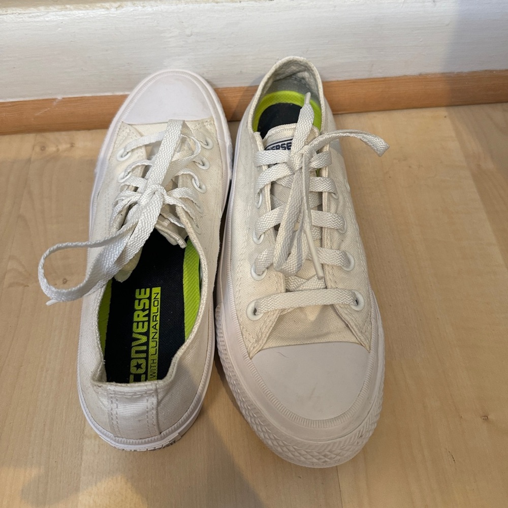 All White Converse Chuck Taylor II Low Tops Size 4